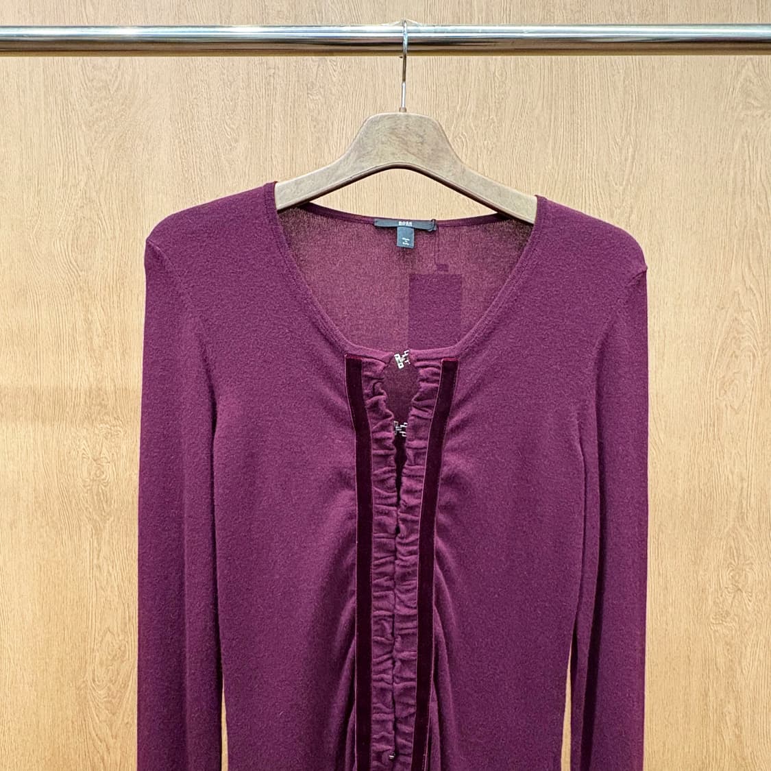 휴고 보스 니트 가디건 러플 벨벳 트리밍 클래식 훅 버클 디테일 버건디 상품이미지4