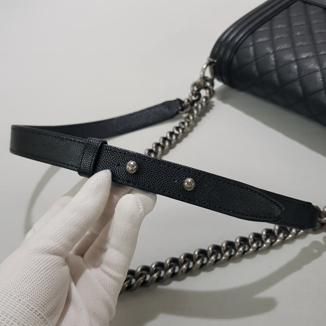 샤넬 보이백 미듐 블랙 캐비어 A67086 상품이미지6