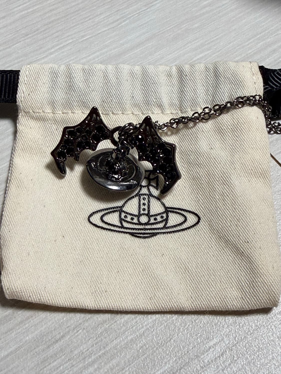 비비안웨스트우드 박쥐 날개 오브 목걸이 상품이미지3