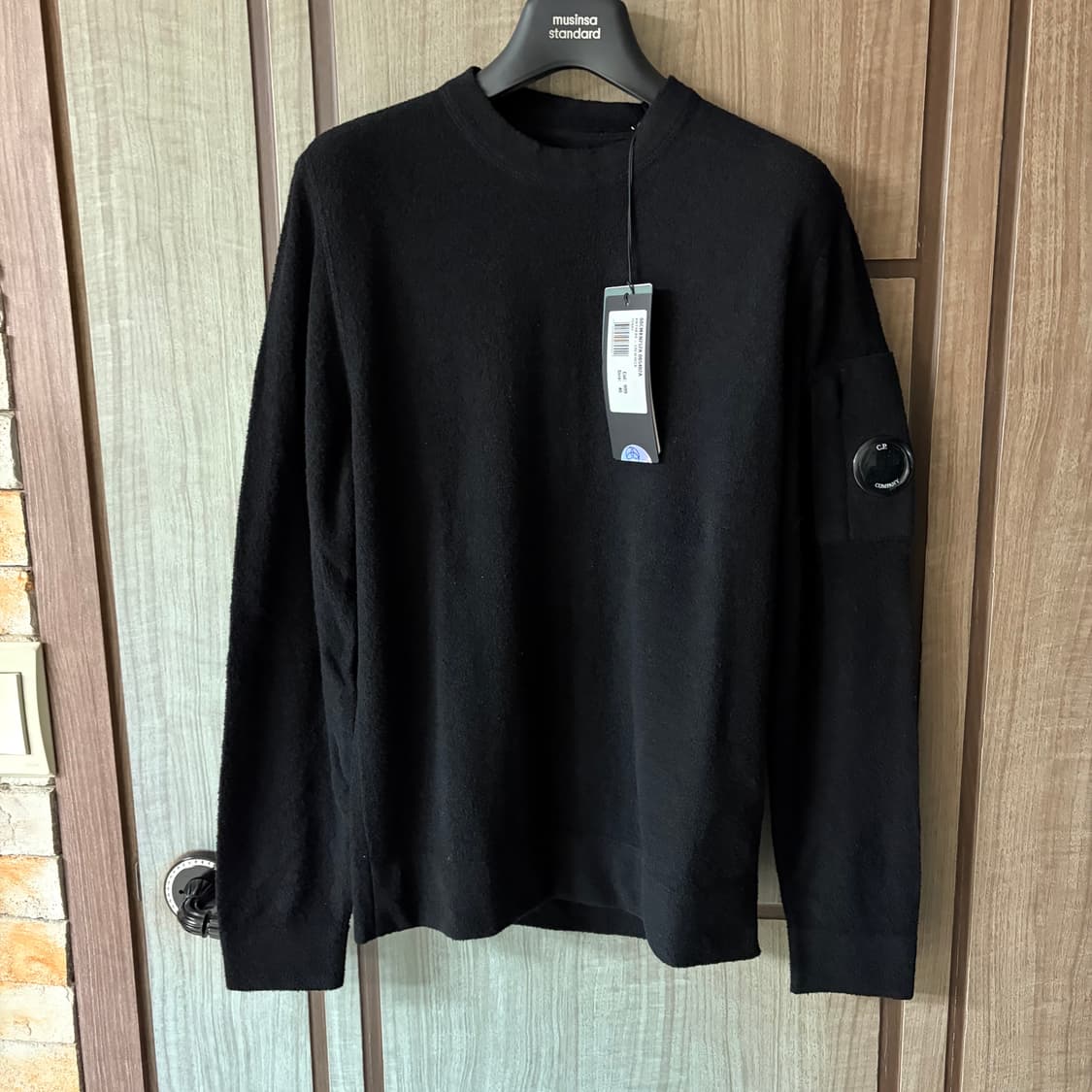 [새상품]CP컴퍼니 씨피컴퍼니 렌즈 와펜 크루넥 니트 블랙 상품이미지2