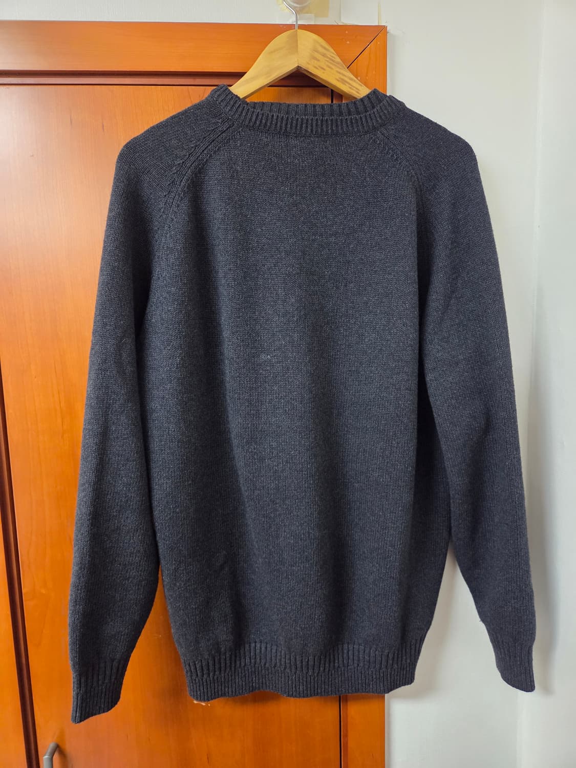 노운 레이어드 브이넥 니트 차콜 2사이즈 (실착1회) 상품이미지4