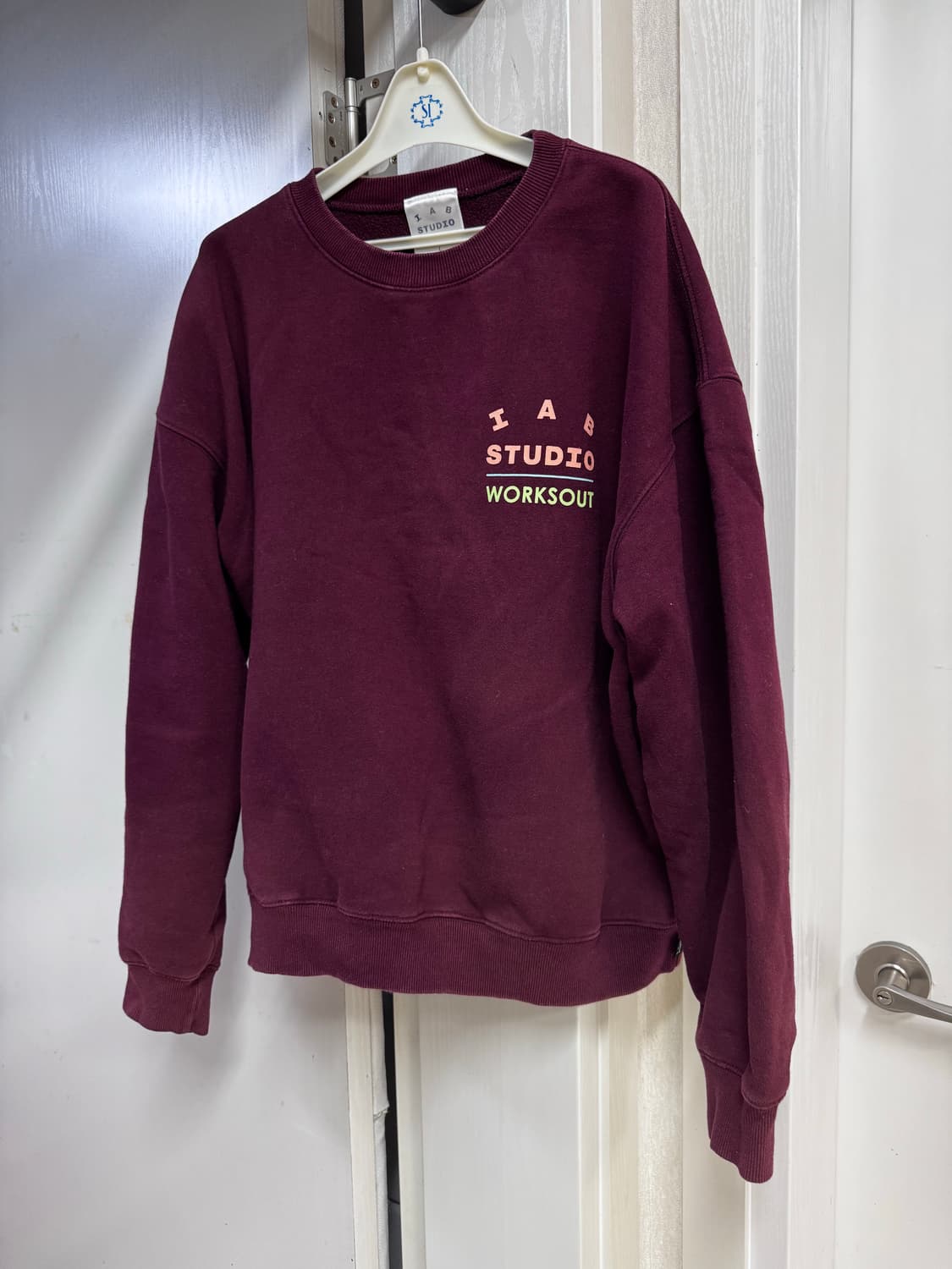 아이앱 스튜디오 버건디 맨투맨 티셔츠 상품이미지4