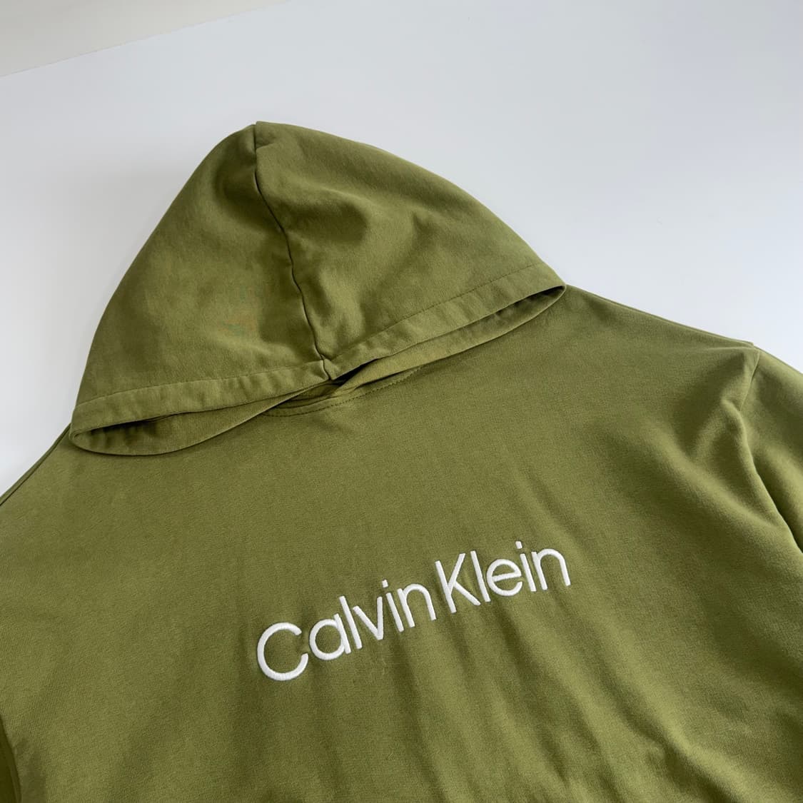 Calvin Klein 캘빈클라인 스펠아웃 로고 올리브 후드티 상품이미지4