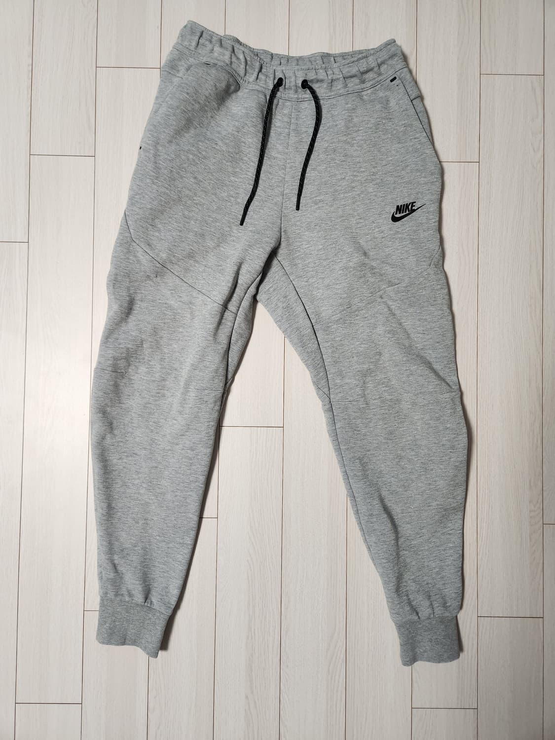 나이키 테크팩 테크 플리스 조거 팬츠s

오염 하자 없이 깨끗해요^^

 상품이미지1