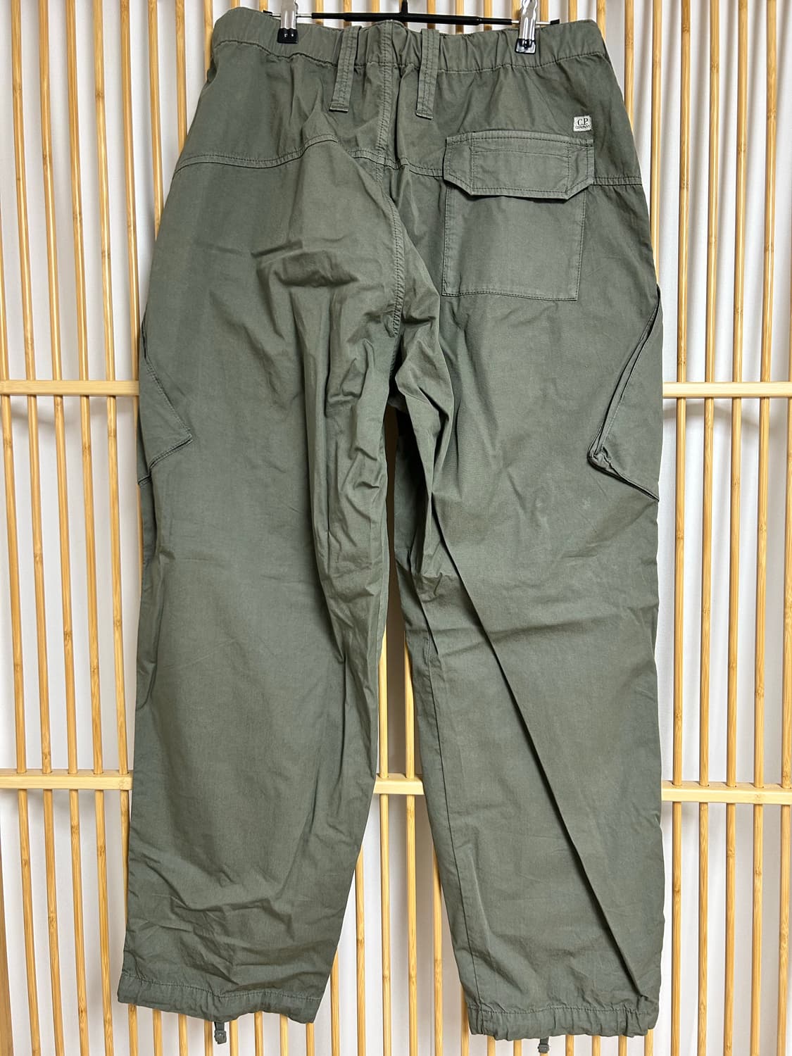 씨피 컴퍼니 카키 컬러 카고팬츠 상품이미지2