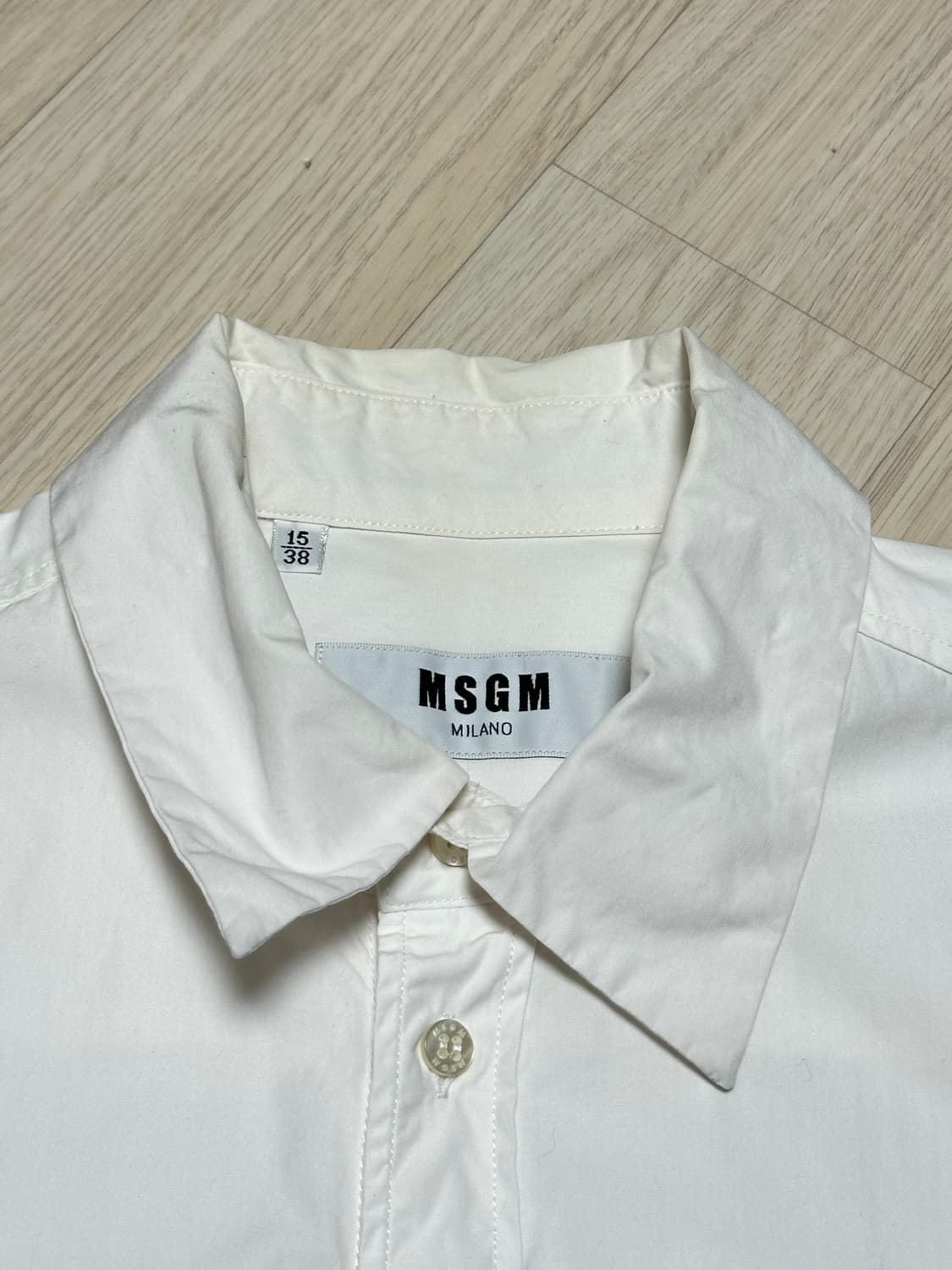 매장판) 엠에스지엠 토일렛페이퍼 HAILOVIU 자수로고 셔츠 화이트 상품이미지4