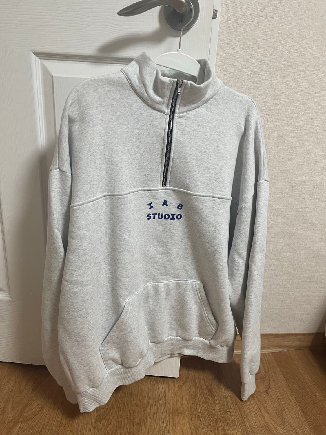 아이앱 스튜디오 아노락 맨투맨  상품이미지1