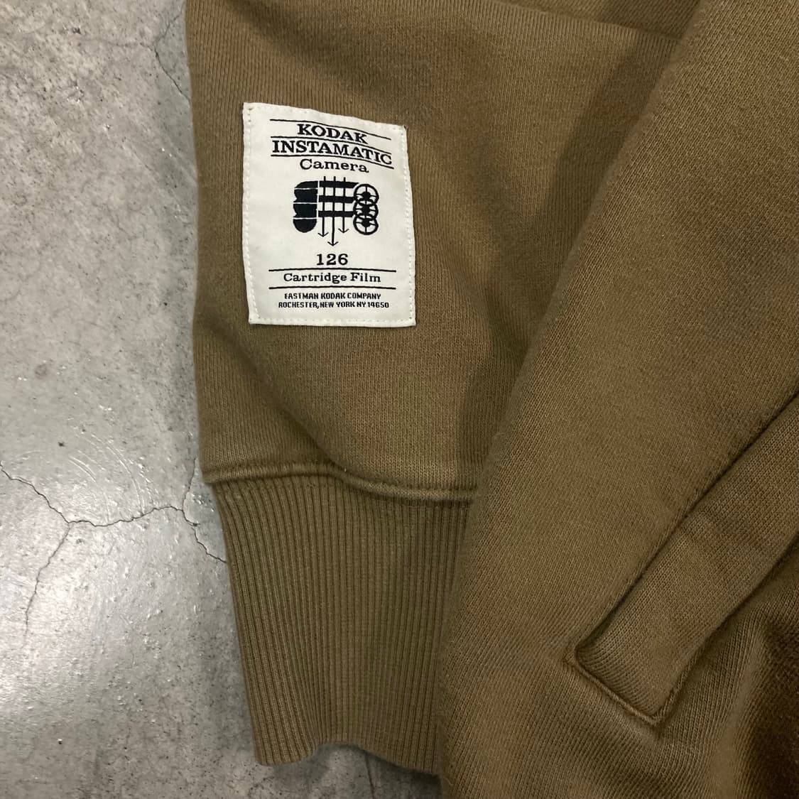 코닥 카키 컬러 스펠아웃 빅로고 후드티 상품이미지3