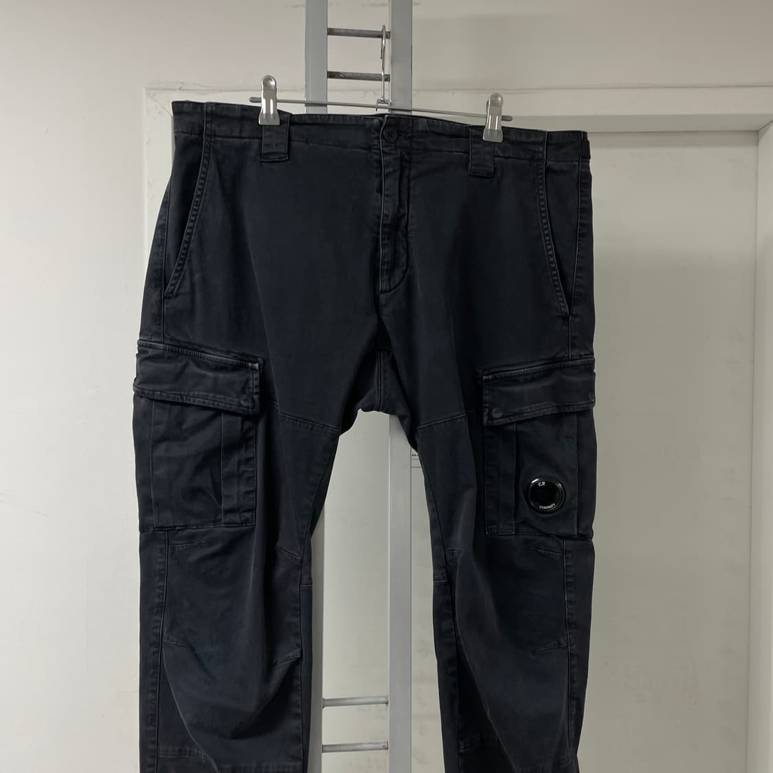 CP 컴퍼니 렌즈 카고 팬츠 블랙 52 상품이미지2