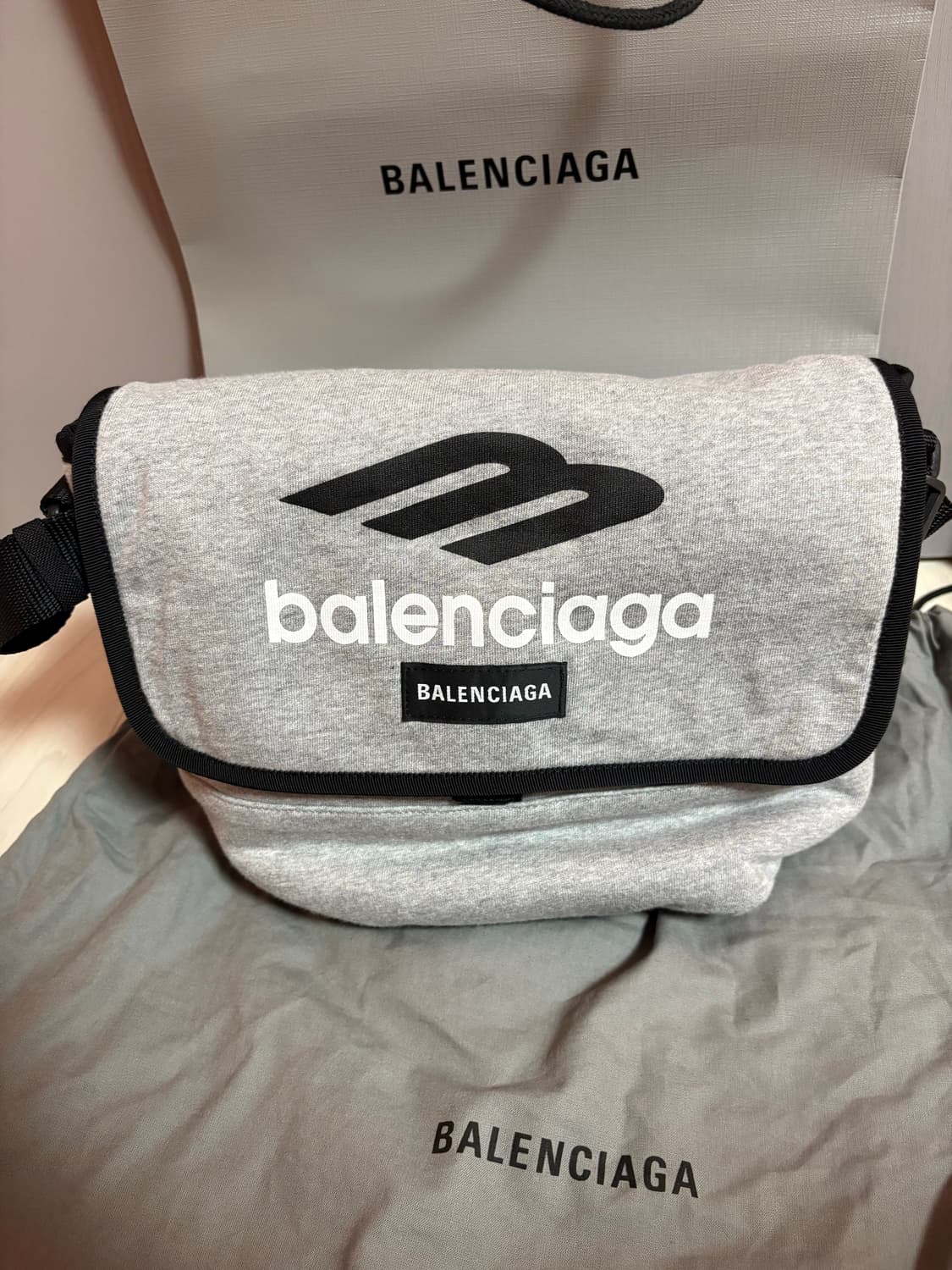 발렌시아가 익스플로러 스몰 메신저백 (새상품) 판매합니다. 상품이미지2