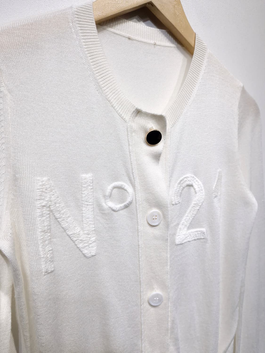 N21 넘버투애니원 라나 버진울 가디건 화이트 상품이미지3