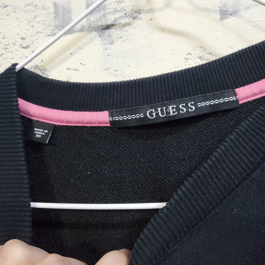 게스 네이비 핑크 로고 크롭 맨투맨  상품이미지4