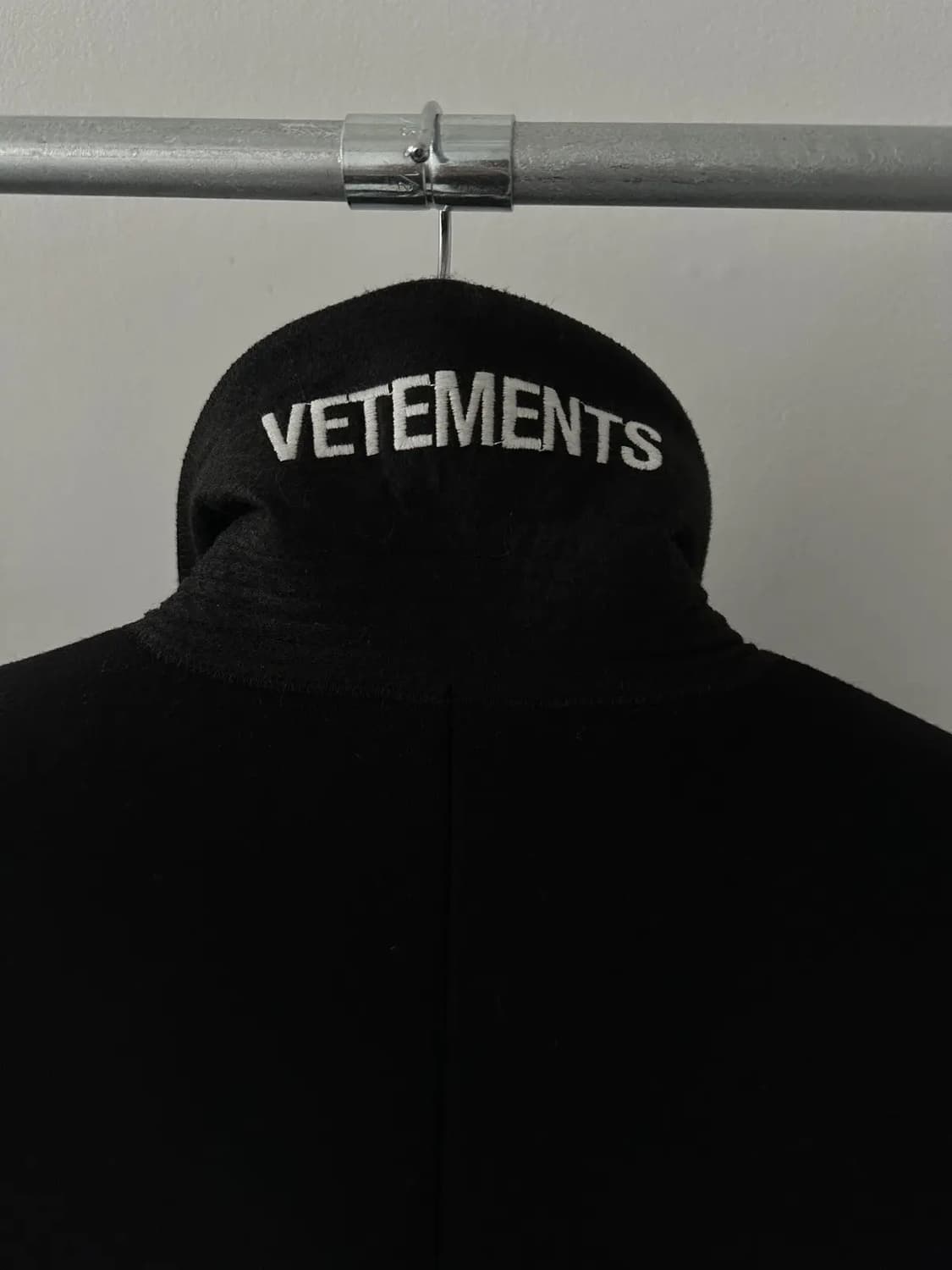 <구매> [L]베트멍 17AW 넥 로고 코트 블랙 상품이미지1