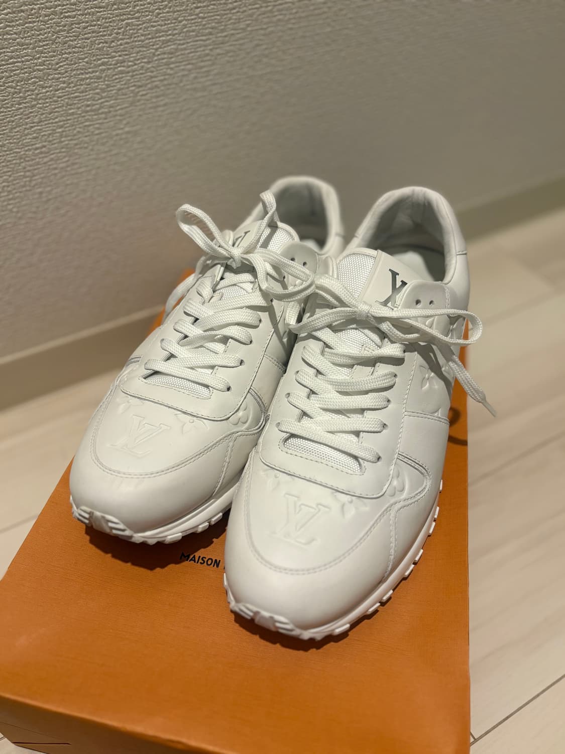 루이비통 런 어웨이 스니커즈 화이트 상품이미지3