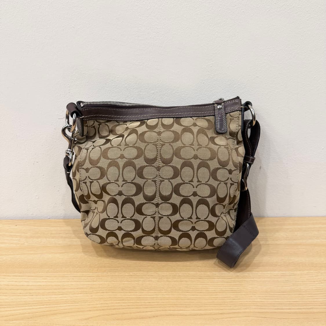 코치 시그니처 캔버스 숄더백 레더 스크랩 D링 디테일 베이지 브라운 상품이미지2