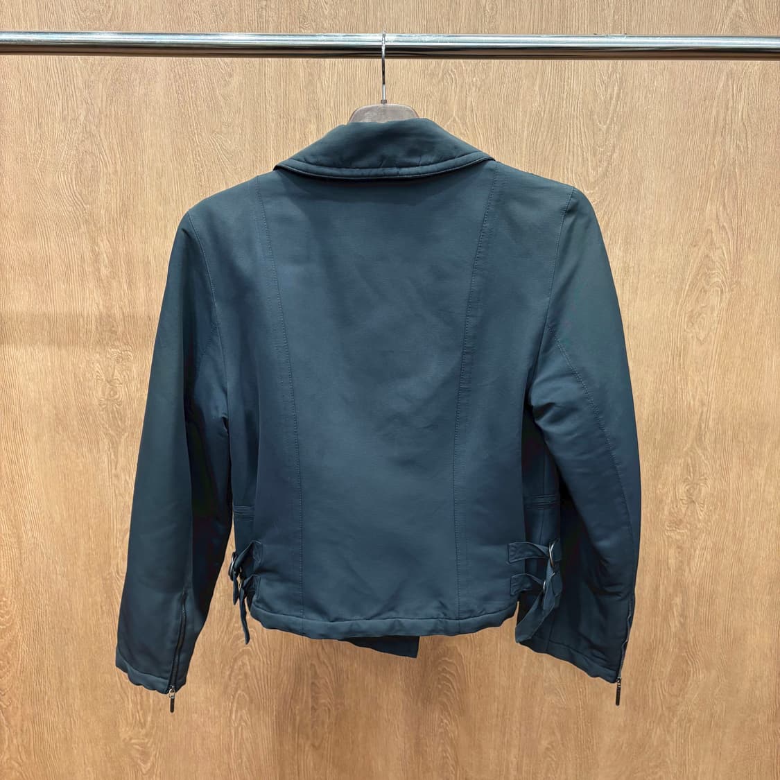 막스마라 패디드 라이더 자켓 D링 스트랩 퀄팅 안감 디테일 차콜 그레이 상품이미지3