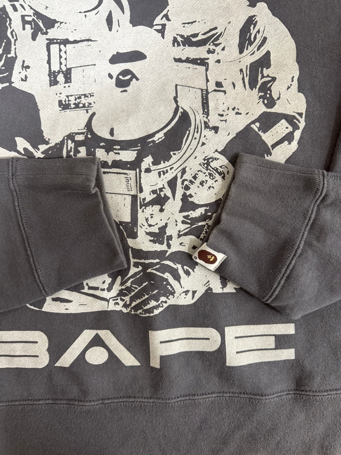 베이프 맨투맨 M 차콜 상품이미지2