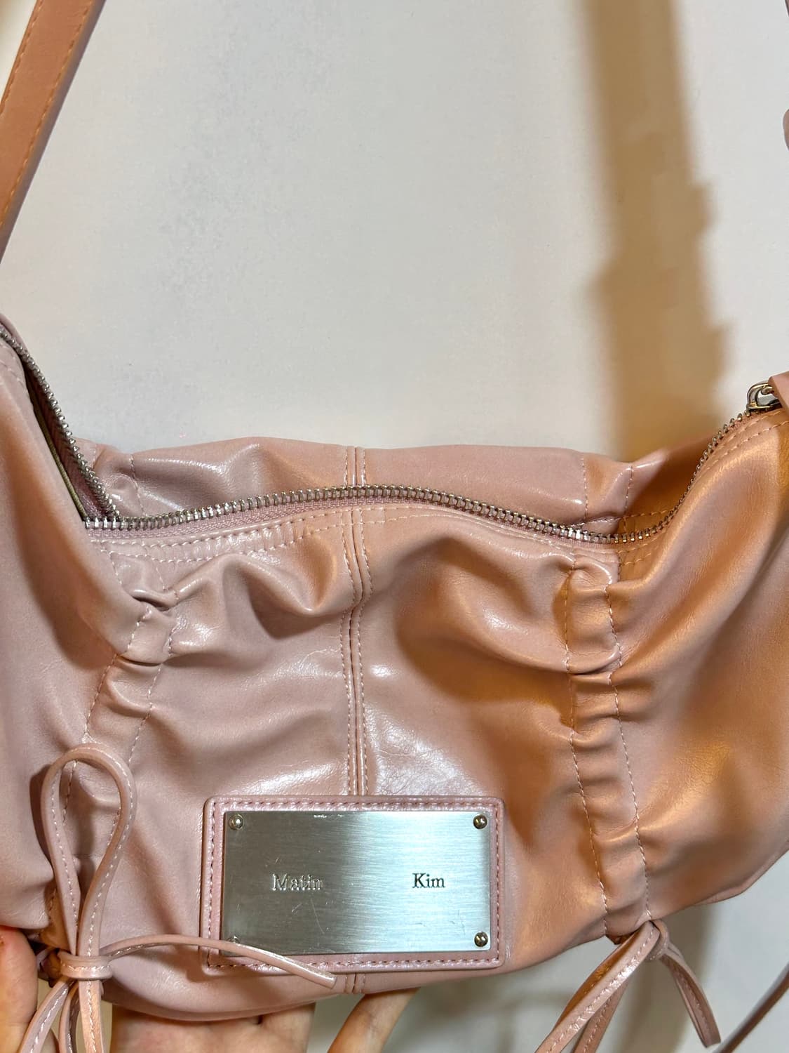 마뗑킴 하프 셔링 리본 라운드백 핑크 가방 상품이미지4