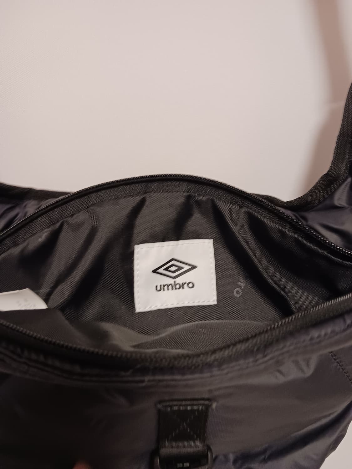 엄브로 패딩 슬링백 상품이미지4