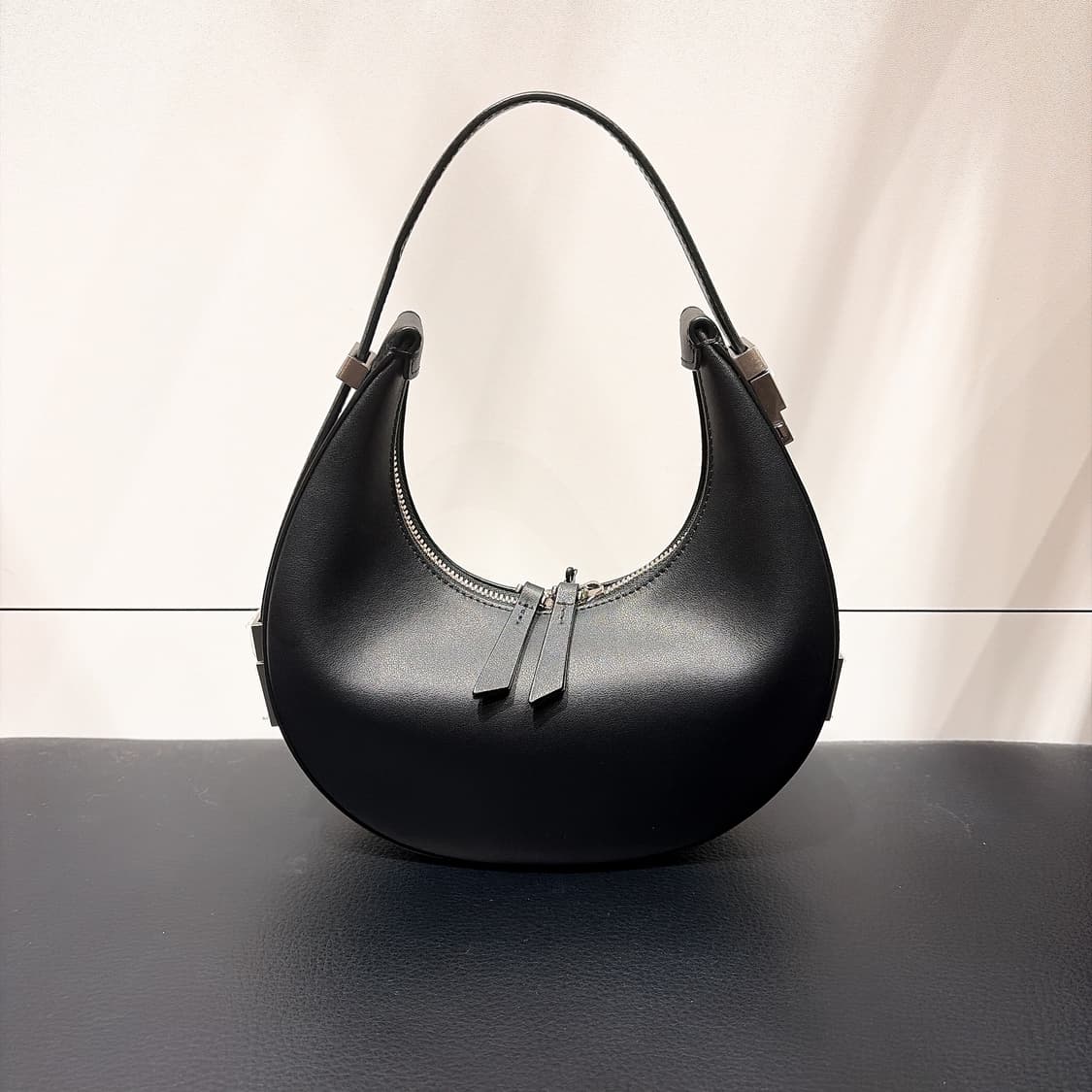 (정품/새상품) OSOI 오소이 여성 블랙 토니 미니 호보백 상품이미지1