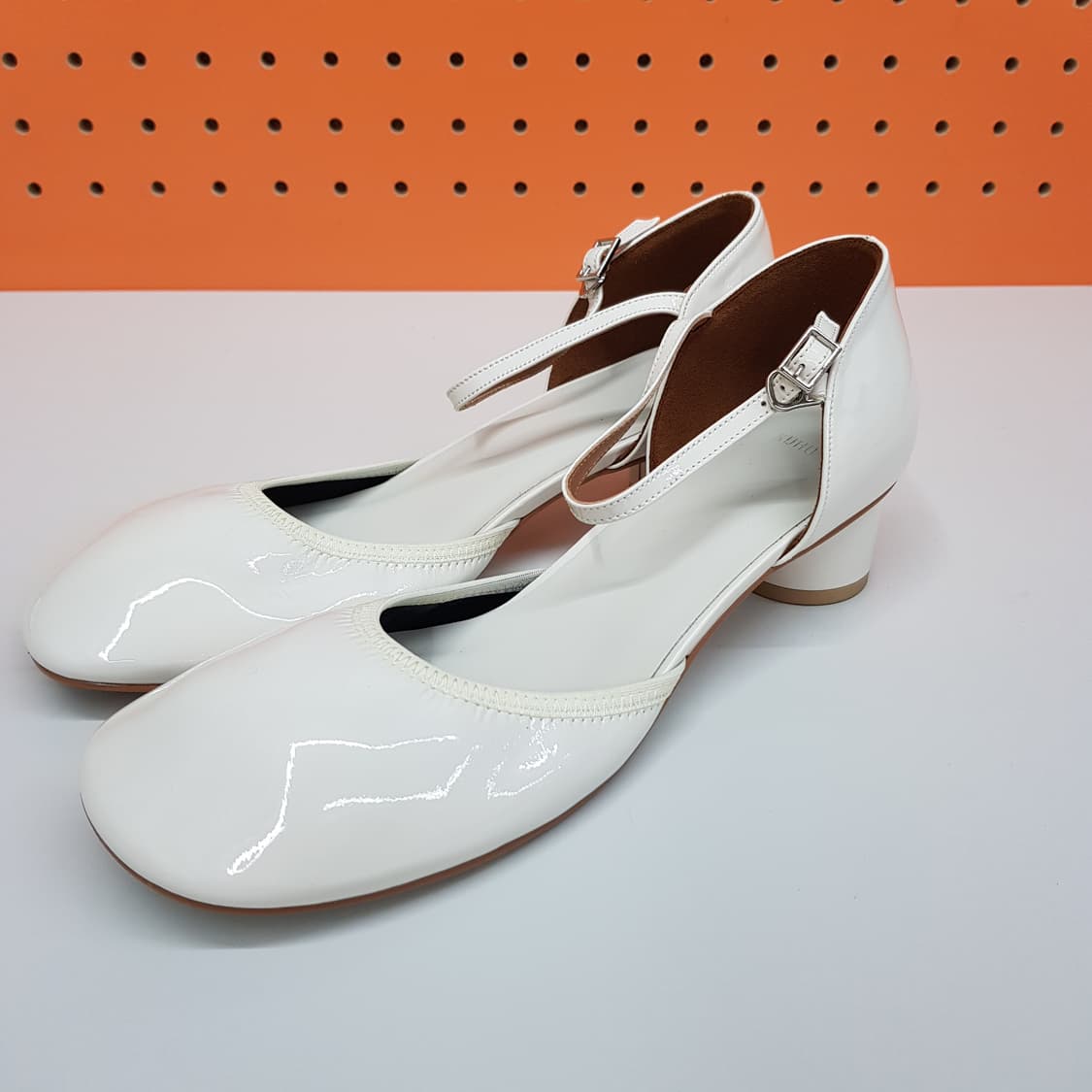 구호 KUHO 에나멜  로우힐  슬링백 250사이즈 상품이미지2