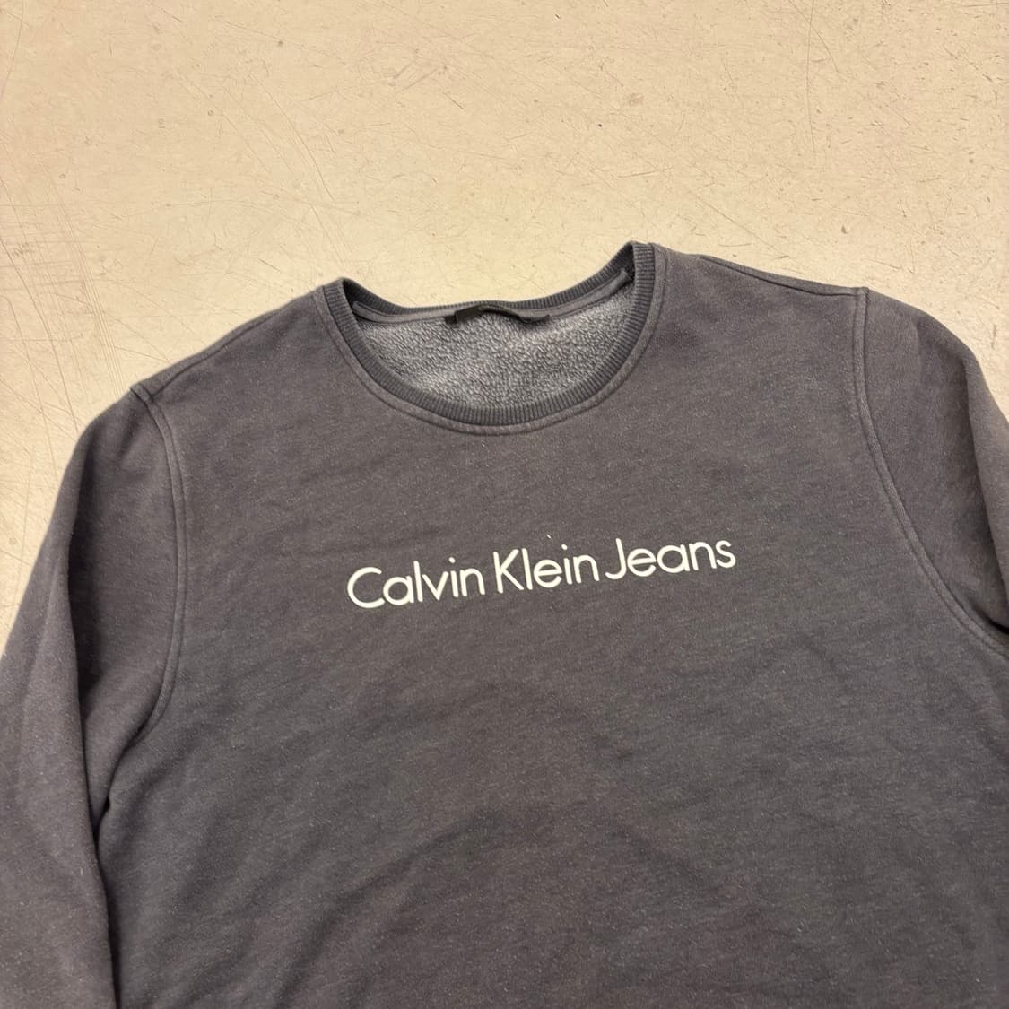 캘빈클라인 진스 차콜 센터로고 맨투맨 상품이미지2