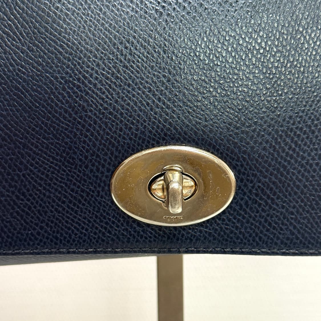 코치 네이비 체인 미니백 상품이미지5