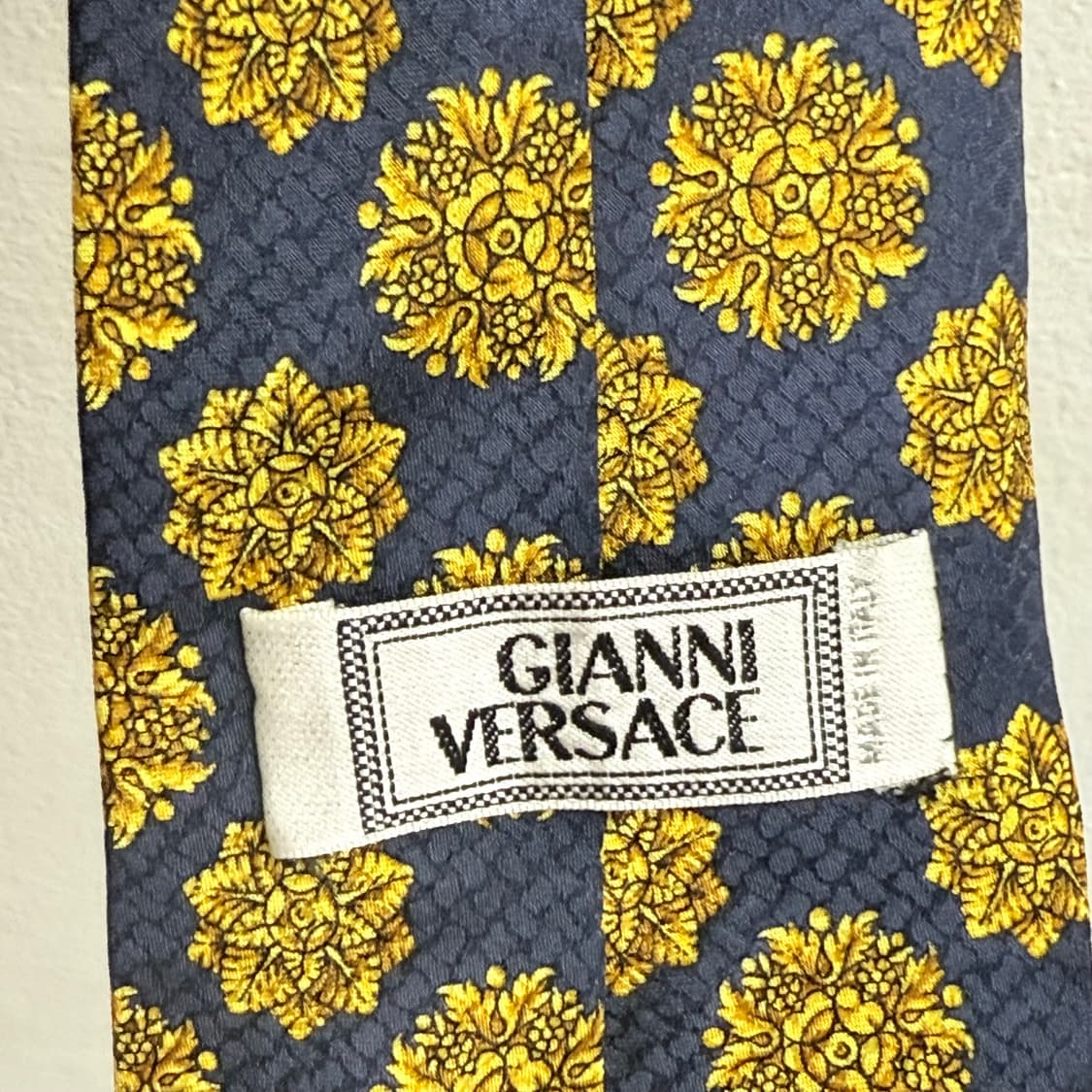 made iltay 베르사체 문양 네이비 골드 실크100 넥타이 상품이미지3