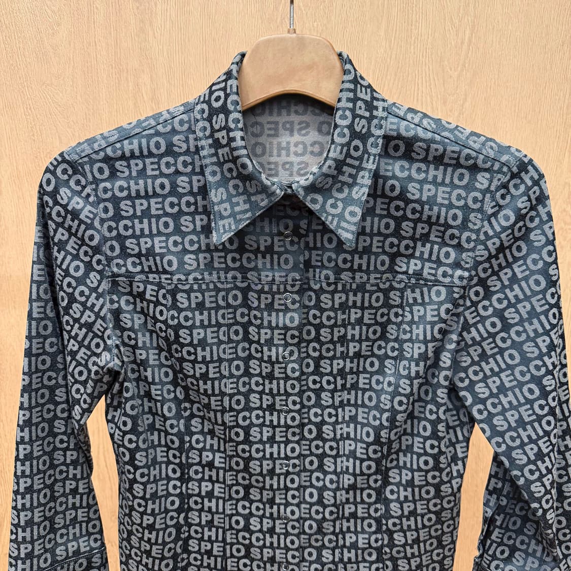 스피치오 셔츠 7부 소매 로고 레터링 올오버 프린팅 디테일 레귤러핏 블랙 상품이미지4