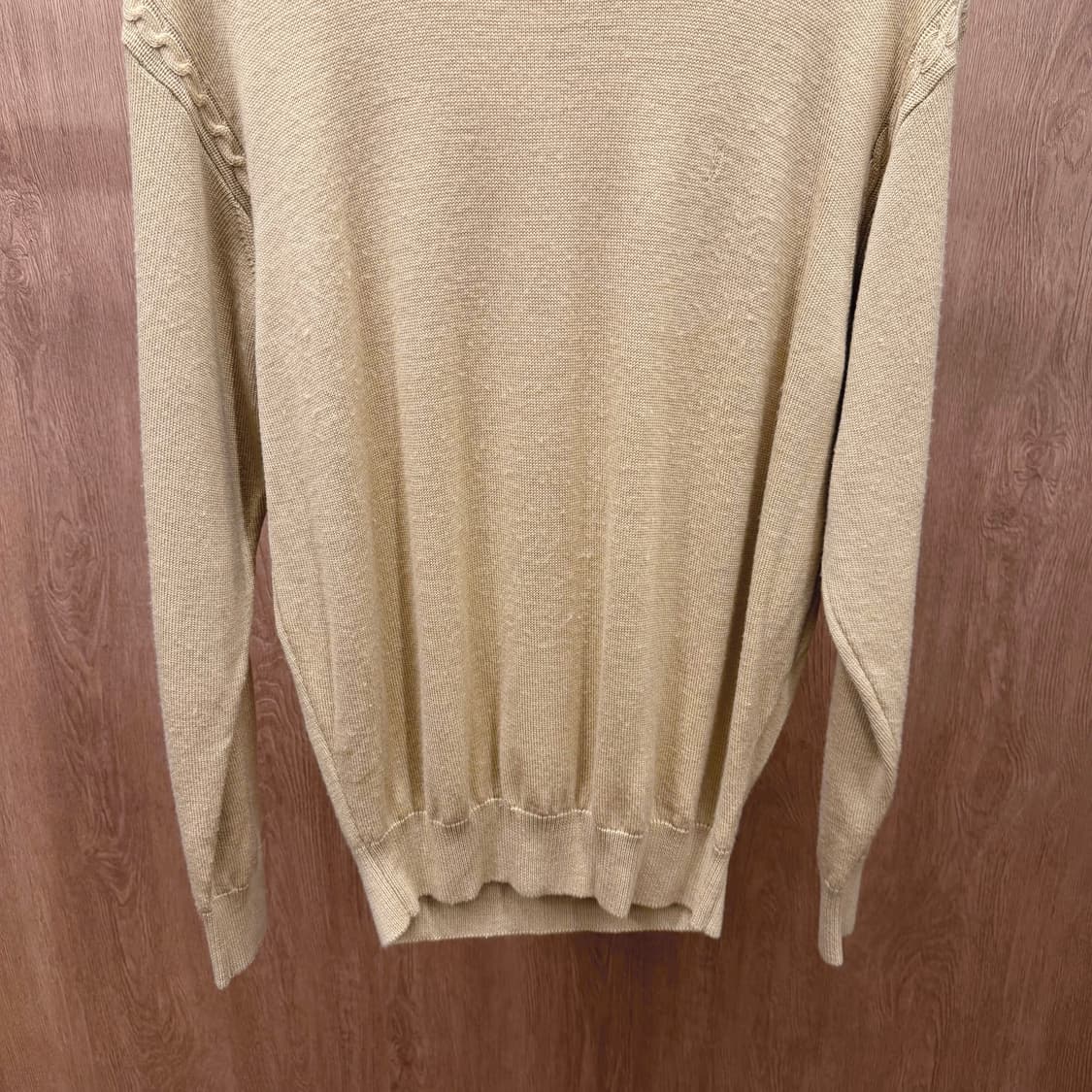 입생로랑 라운드넥 긴팔 니트 숄더 케이블 디테일 레귤러핏 베이지 상품이미지5