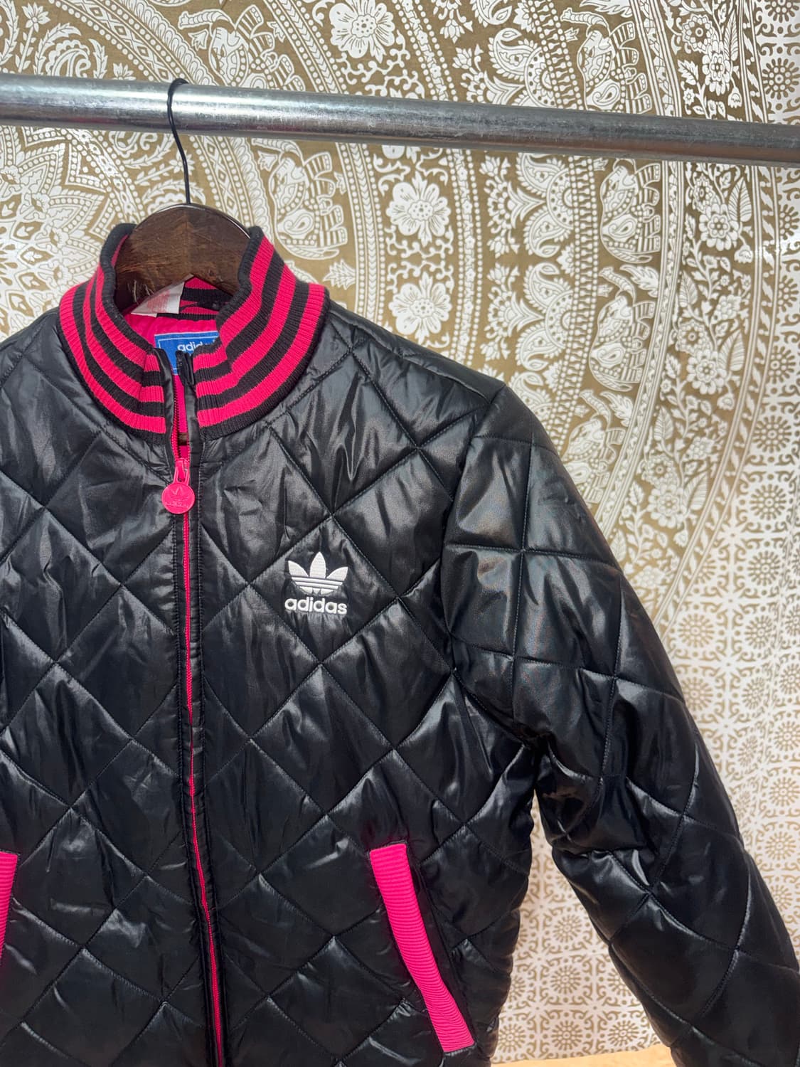아디다스 블랙핑크 깔깔이 경량패딩  상품이미지4