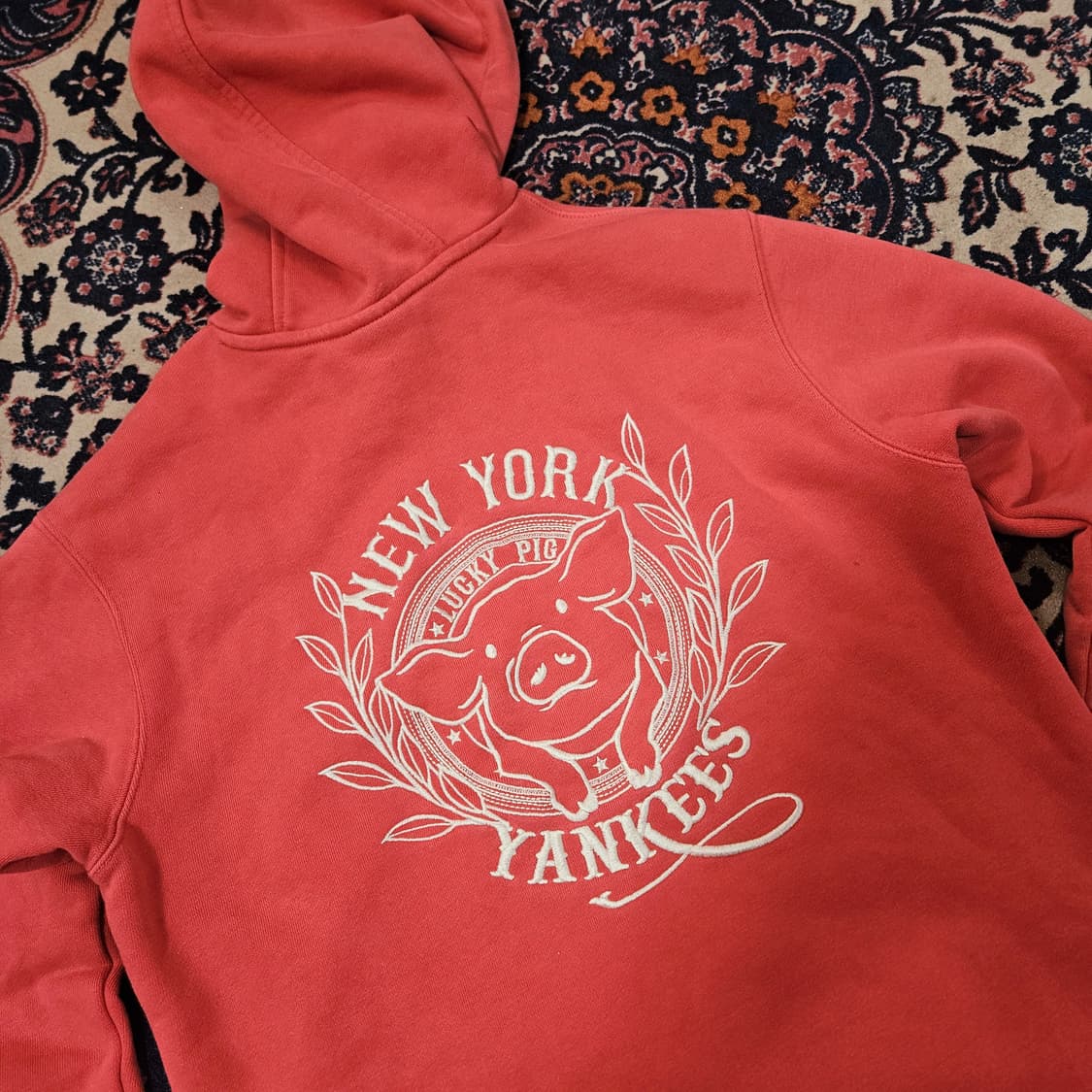 엠엘비(MLB) 양키즈 뉴욕 럭키 피그 자수 핑크 후드 티셔츠 상품이미지4