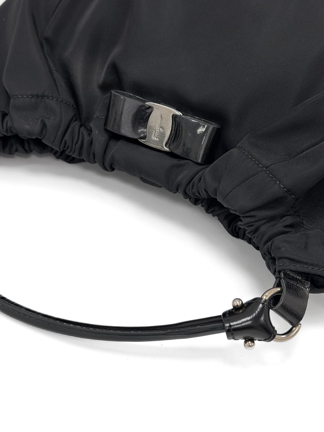 페라가모 바라보우 나일론 셔링 호보백 상품이미지4