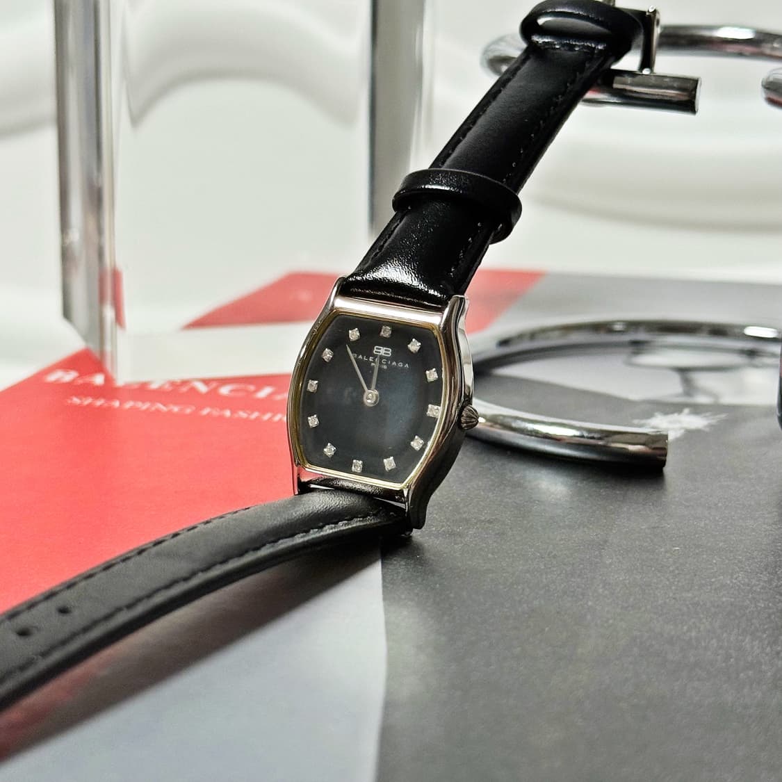 발렌시아가 빈티지 라운드 쿠션케이스 시계  상품이미지1