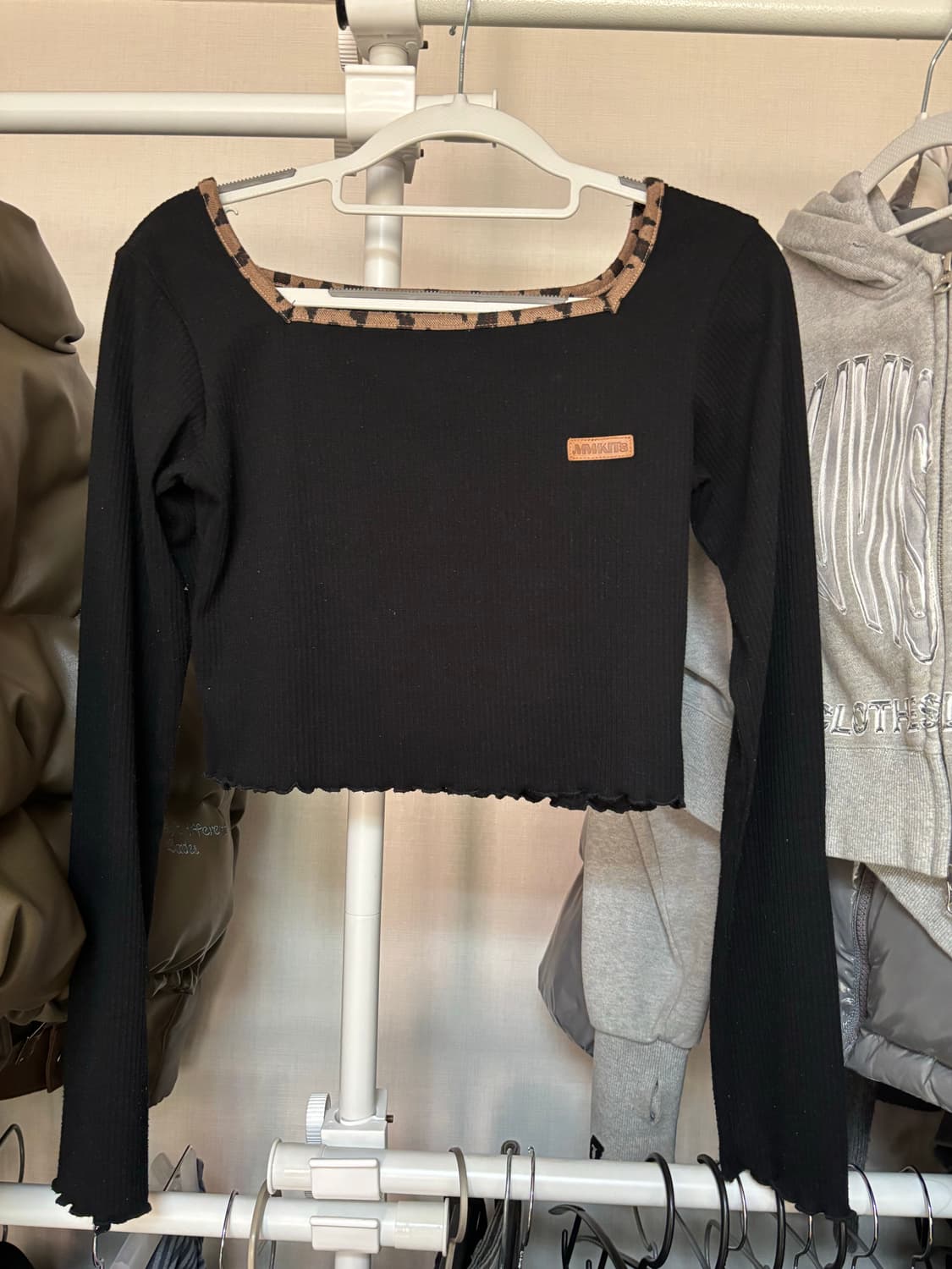 MOMCKITS 블랙 크롭니트 상품이미지1