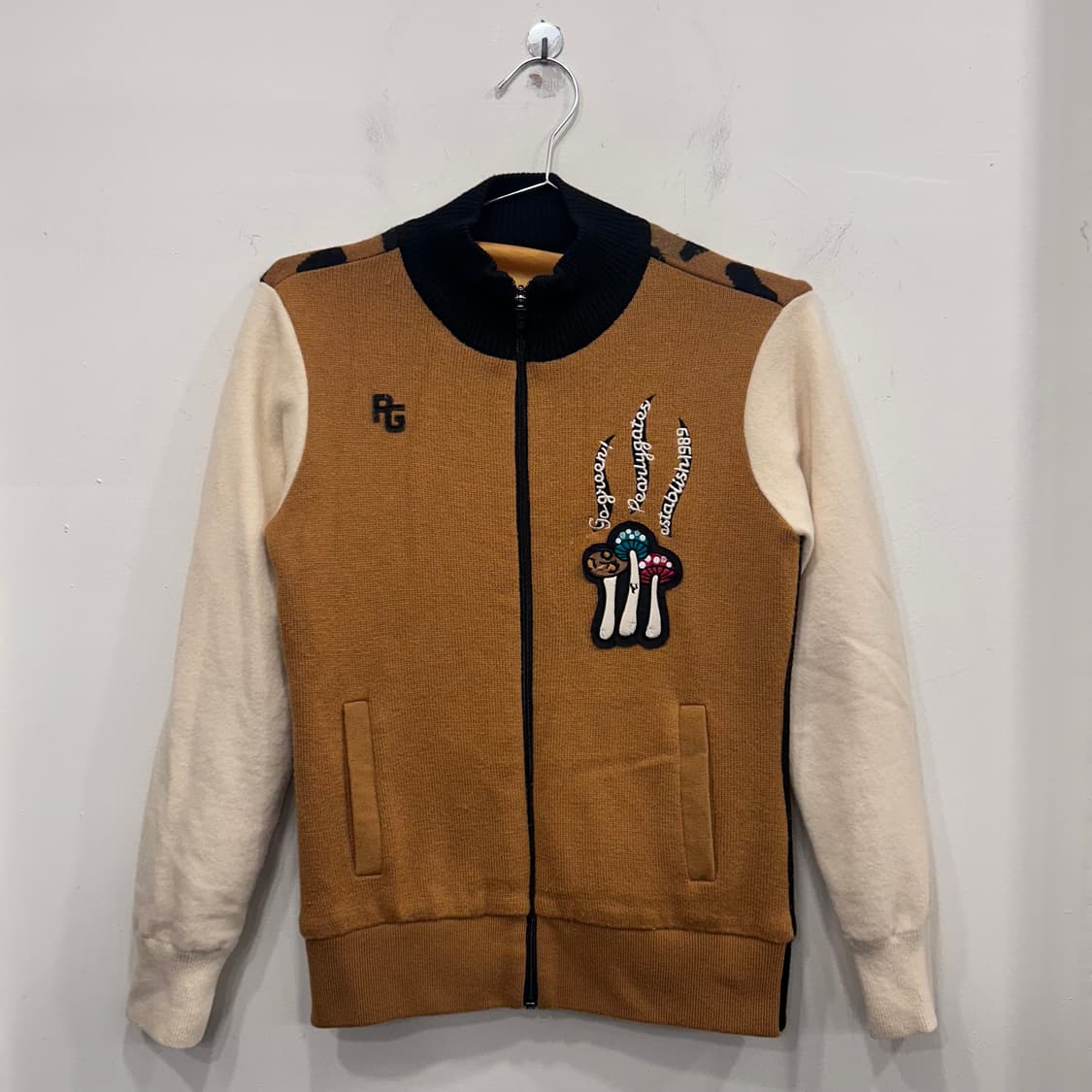 파리게이츠 알파카헤어 배색 와펜 니트집업 상품이미지2