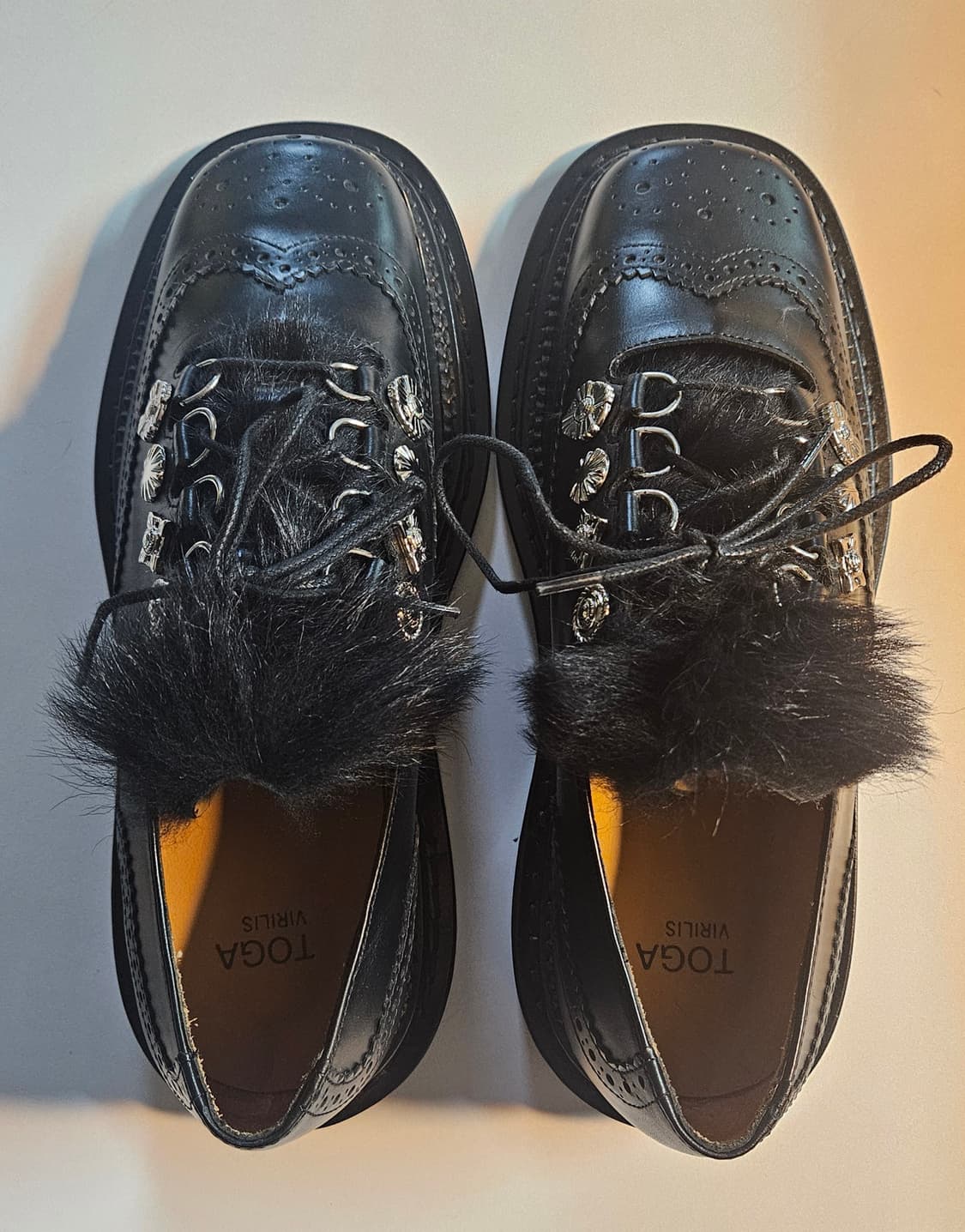 TOGA VIRILIS 블랙 퍼 장식 윙팁 슈즈 41(새상품) 상품이미지1