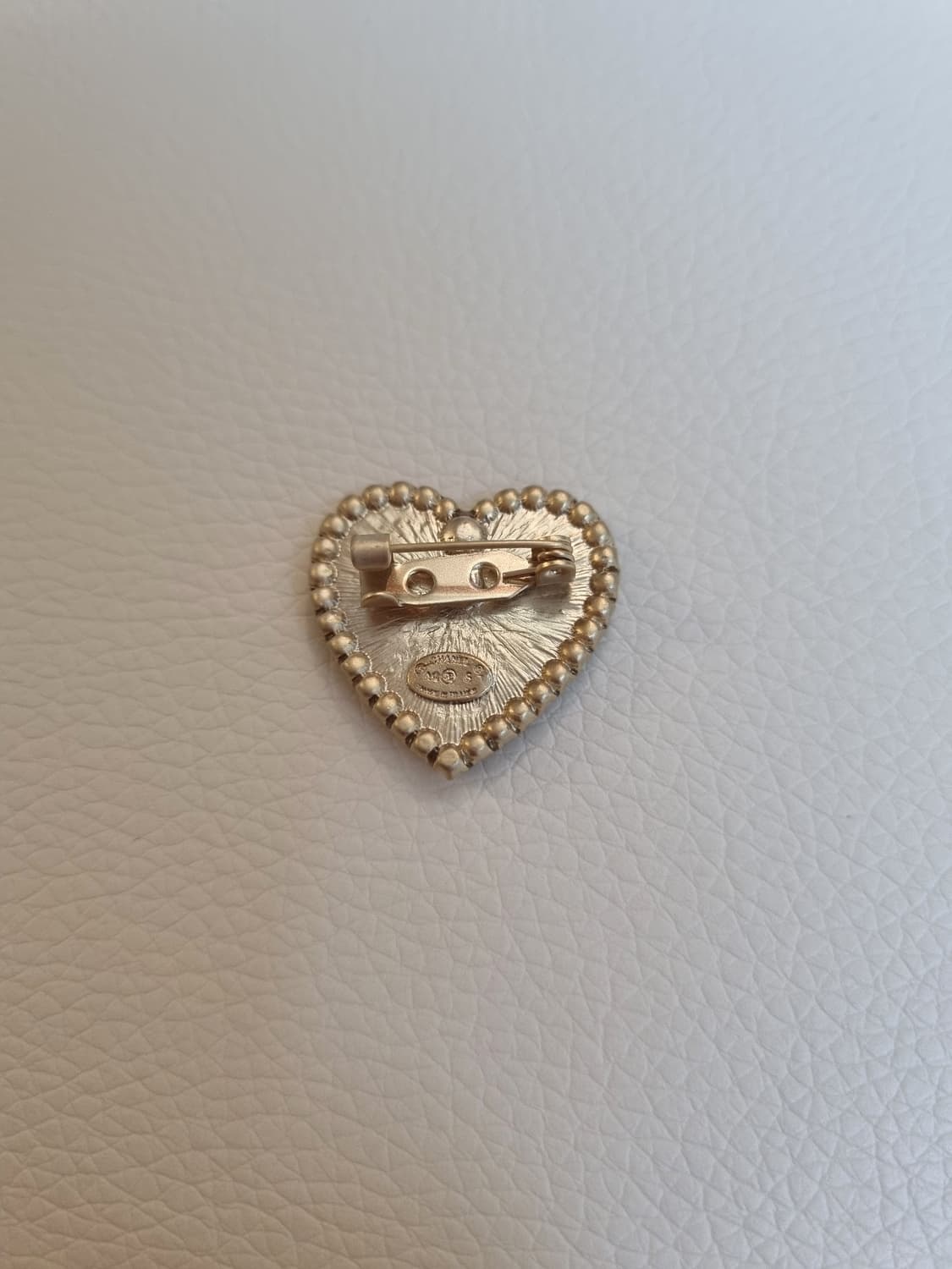 샤넬 퀼팅하트 보석장식 CC 금장 미니 브로치 업사이클링 상품이미지6