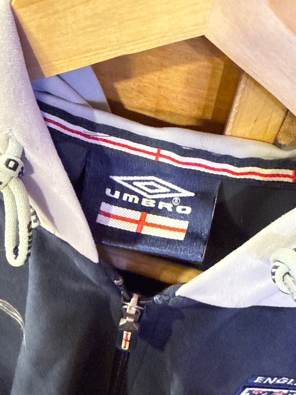 엄브로 잉글랜드 자수로고 벨벳 후드집업 상품이미지2