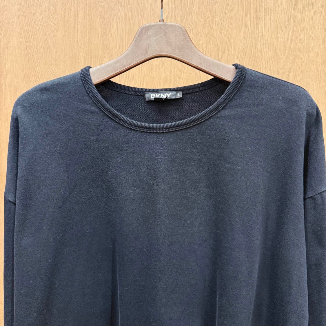 DKNY 베이직 크루넥 맨투맨 스웨트 셔츠 드롭숄더 미니멀 블랙 상품이미지4