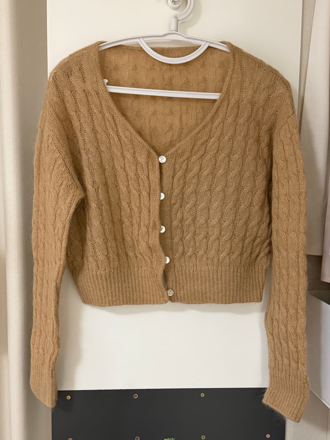 [인더바즈] 자개 브이넥 가디건 (카멜) 상품이미지1