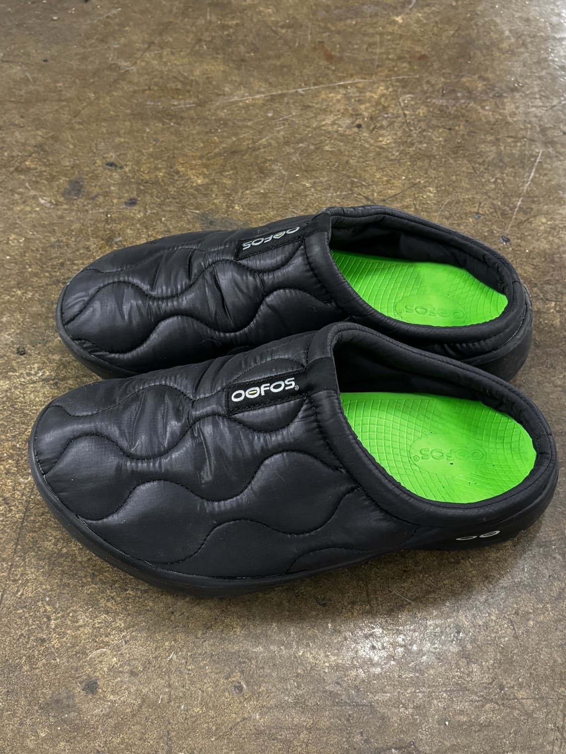 우포스 OOFOOS 블랙 패딩 슬리퍼 280 상품이미지4
