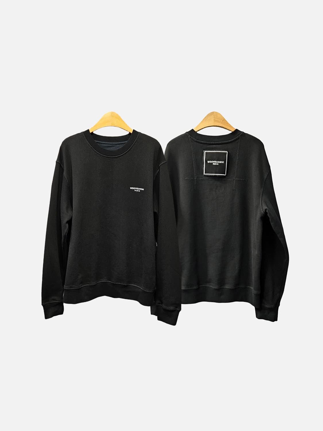 우영미 스퀘어라벨 블랙 스웻셔츠 맨투맨 상품이미지1