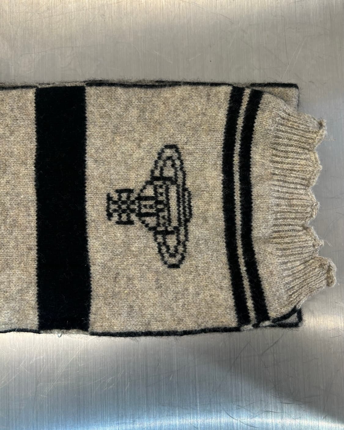 비비안 웨스트우드 시그니처 오브 로고 스트라이프 니트 머플러  상품이미지4