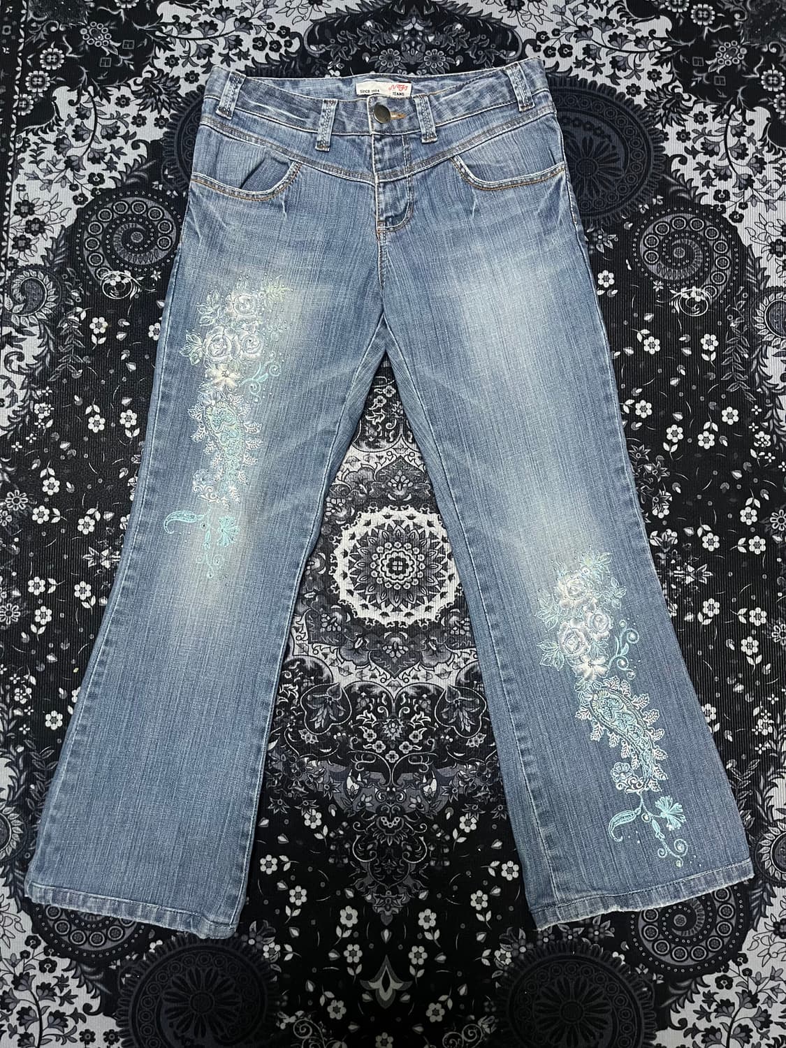 오리엔탈 큐빅 드로잉 디테일 부츠컷 연청 데님팬츠 상품이미지1