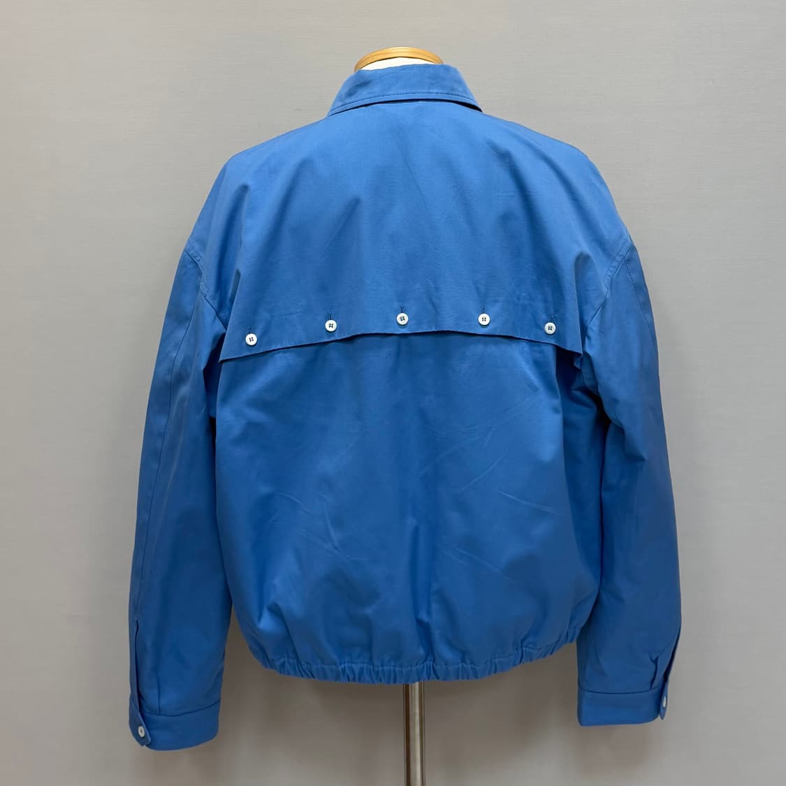 미우미우 미니멀 로고 엠브로이드 버튼 다운 자켓 ( 100~105 ) 상품이미지2