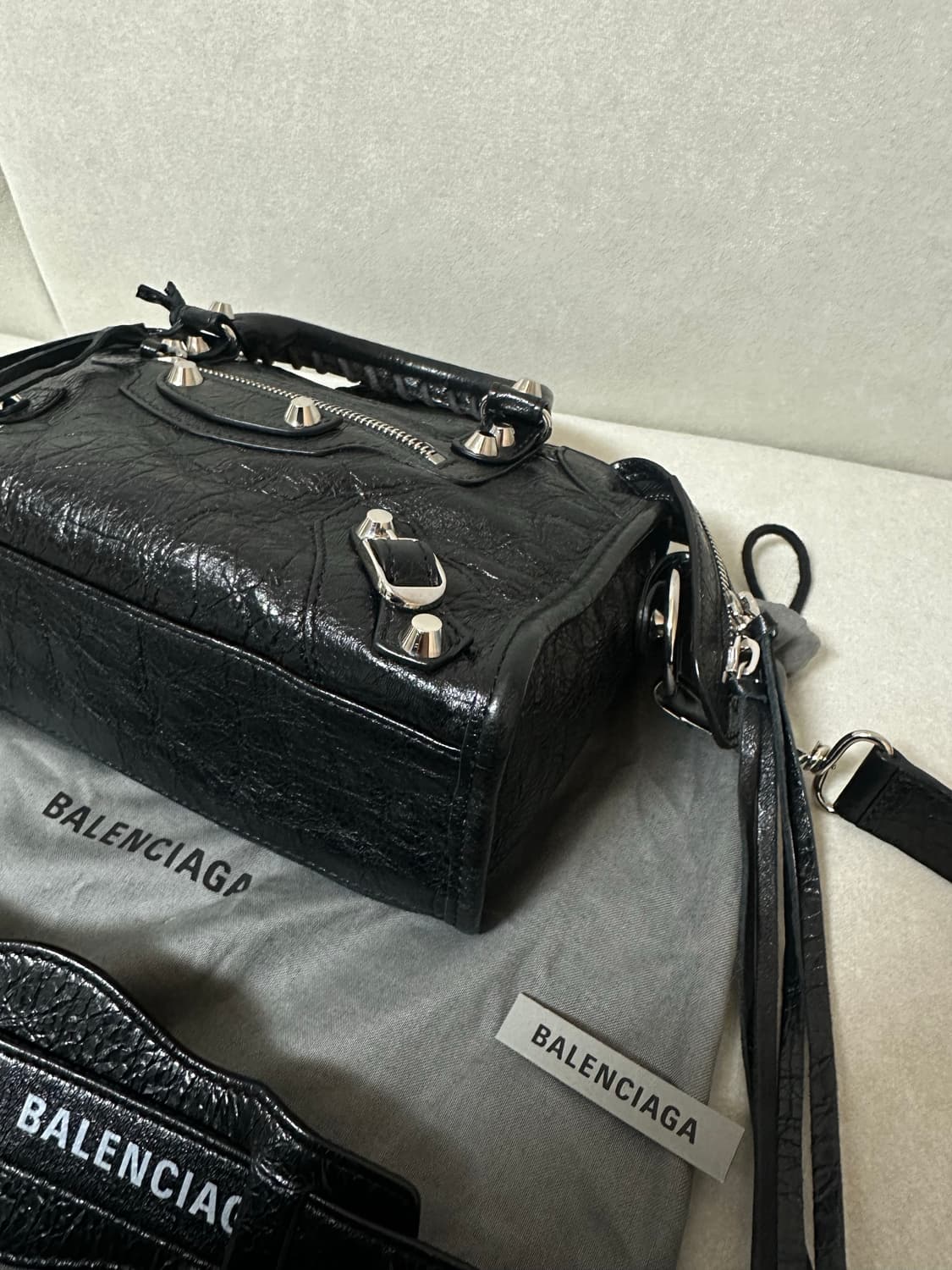 [SA 정품] 발렌시아가 로고스트랩 시티 모터백 블랙 상품이미지5