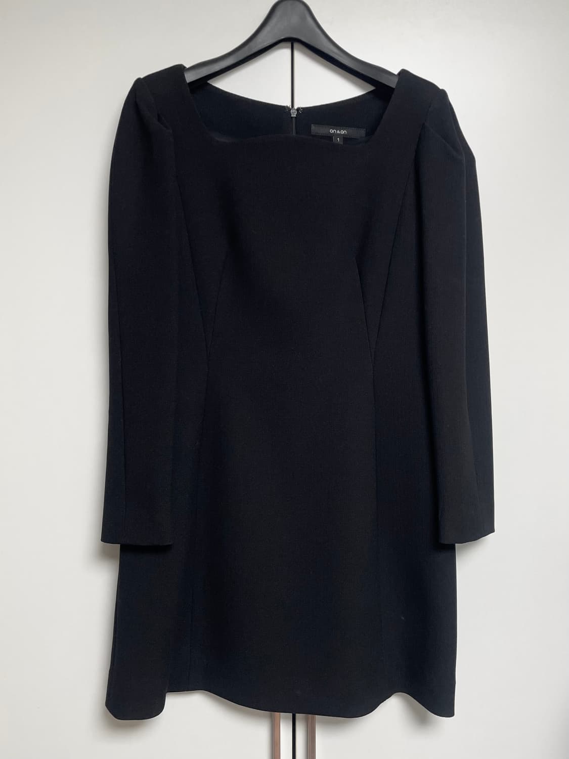 온앤온 커브드넥 블랙 원피스 상품이미지7