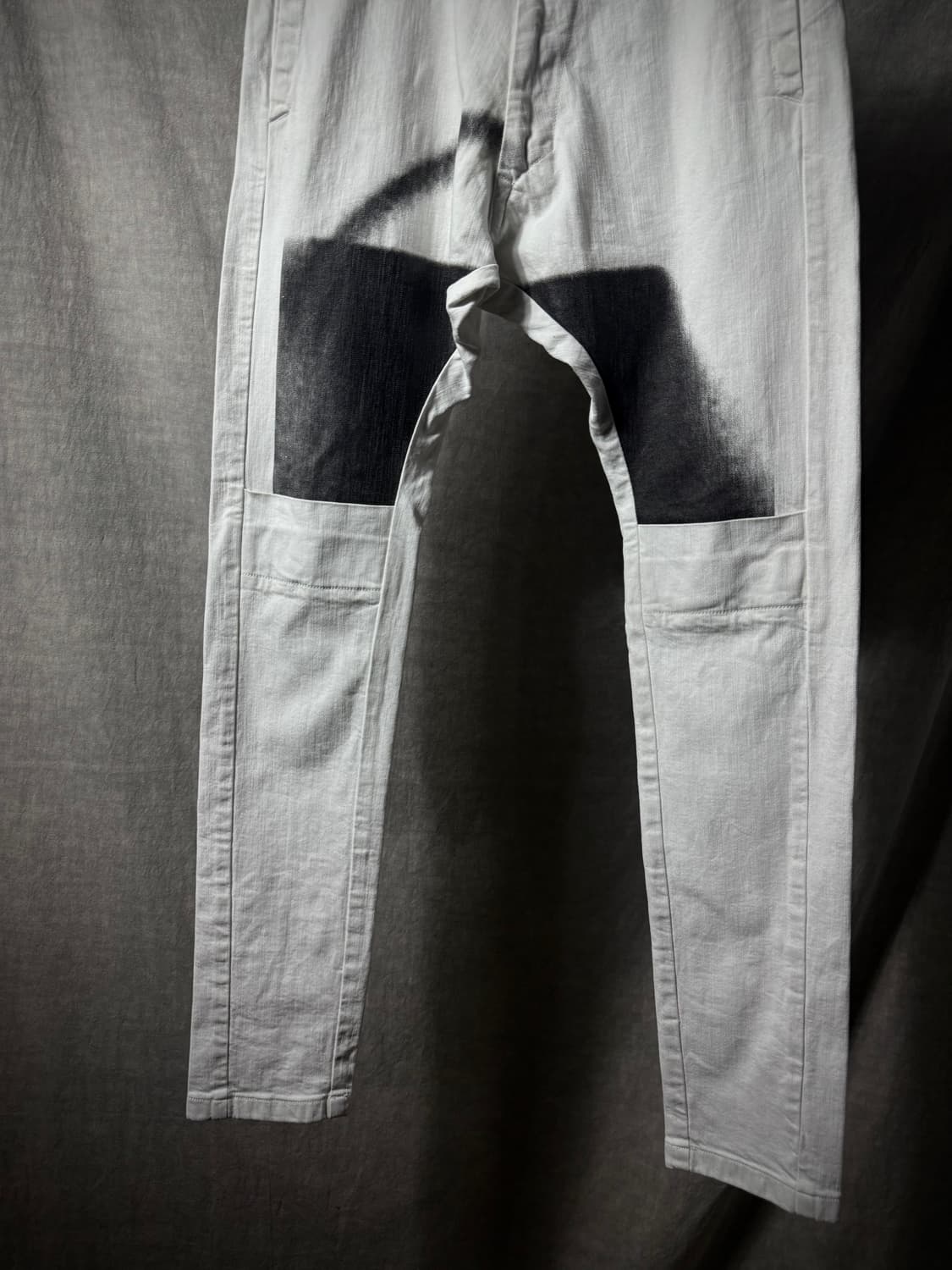 JULIUS Spray-Dyed White Denim Pants  상품이미지4