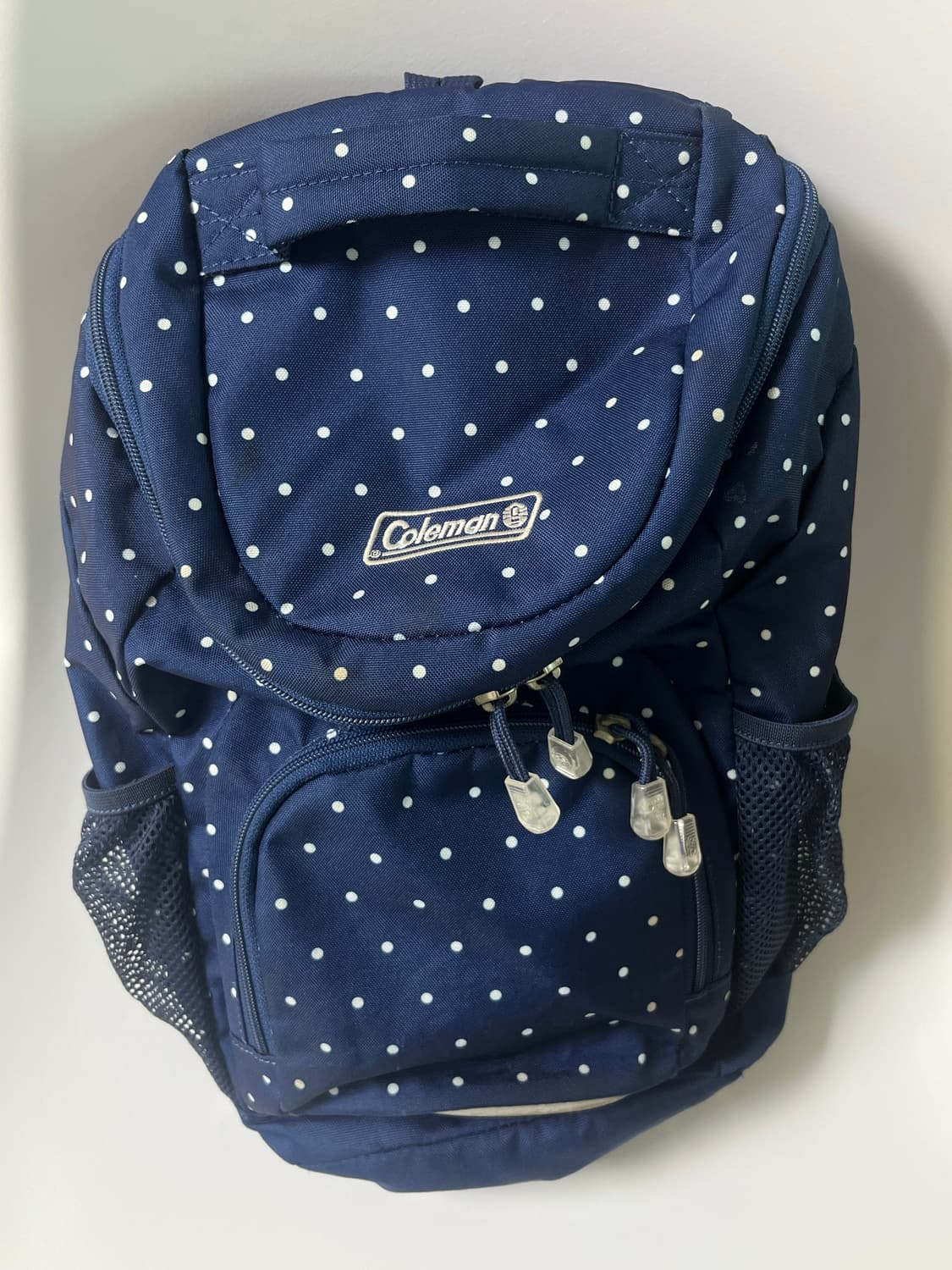 콜맨 도트 백팩 네이비 상품이미지1